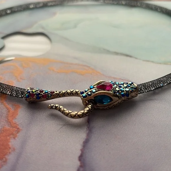 BETSEY JOHNSON SILVER CRYSTALS FILLED MESH TEAL PANTHER HEAD CHOKER NECKLACE - Picture 12 of 13